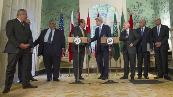 US Secretary of State John Kerry makes a statement with Qatari Prime Minister Hamad bin Jassim Al Thani after a meeting with the Arab League at Blair House in Washington, DC, on April 29, 2013. (Photo: AFP / JIM WATSON)