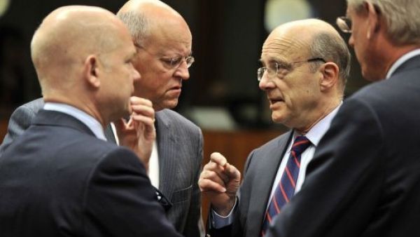 جوبيه مع نظرائه البريطاني ولبم هيغ (يسار) والسويدي اوريل روزنتال (وسط) على هامش اجتماع لوزراء الخارجية الاوروبيين
