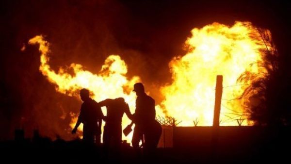 حراس مصريون يتفقدون انبوب الغاز الذي تعرض للتخريب في العريش
