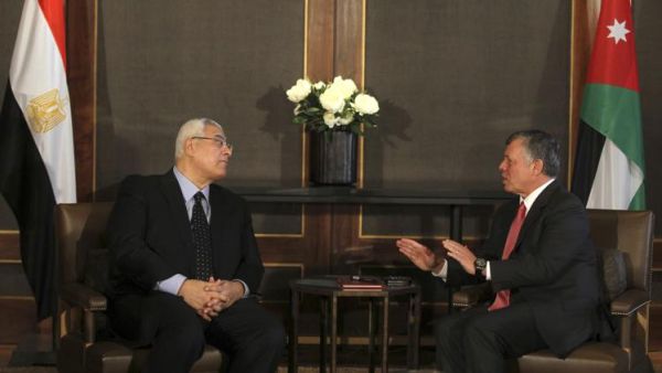 العاهل الاردني الملك عبد الله الثاني خلال استقباله الرئيس المصري المؤقت عدلي منصور في عمان