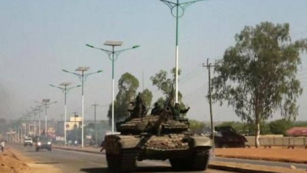 دبابة تجوب شارعا من الشوارع الرئيسية في جوبا
