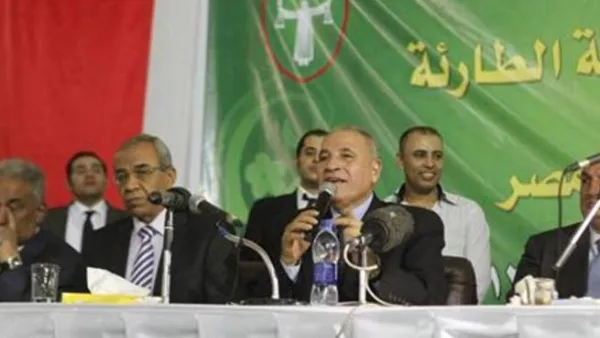 رئيس نادي قضاة مصر يتحدث خلال اجتماع بمقر النادي في القاهرة
