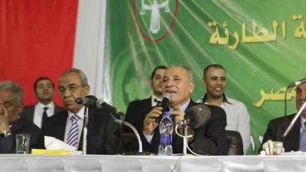 رئيس نادي قضاة مصر يتحدث خلال اجتماع بمقر النادي في القاهرة
