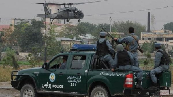 
جنود افغان ومروحية تابعة للحلف الاطلسي يشاركون في المواجهات في كابول