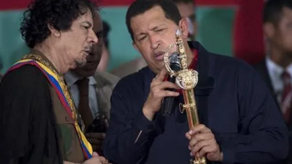 الرئيس الفنزويلي هوجو تشافيز يهدي سيفا إلى الزعيم الليبي معمر القذافي خلال زيارة الاخيرة لفنزويلا 
