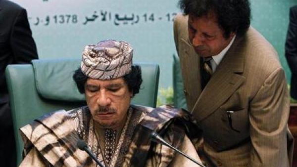 الزعيم الليبي الراحل معمر القذافي (يسارا) مع أحمد قذاف الدم في سرت
