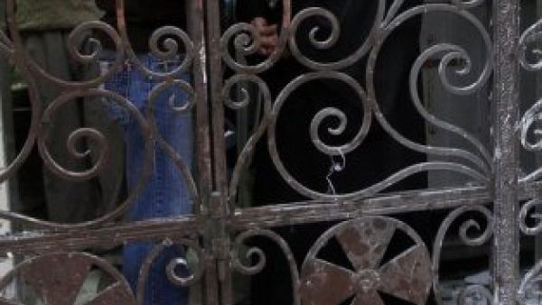 كاهن قبطي ينظر الى الحطام بعد عملية التفجير التي استهدفت كنيسة القديسين في الاسكندرية ليلة راس السنة 2011
