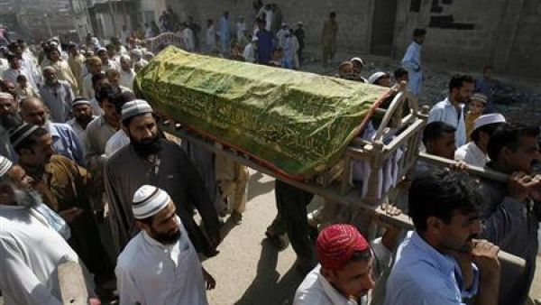 رجال يشيعون جنازة رجل قتل في حادث اطلاق نار في كراتشي