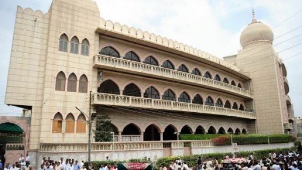 مشيعون باكستانيون يحملون نعش كريمداد في كراتشي