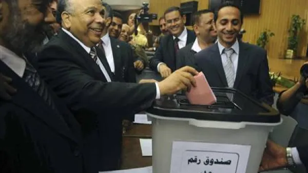 رئيس مجلس الشعب محمد سعد الكتاتني يدلي بصوته في انتخابات الجمعية التأسيسية 
