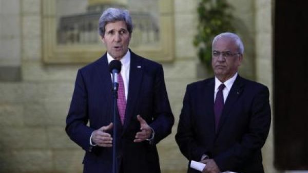 وزير الخارجية الأمريكي جون كيري يدلي بتصريحات وإلى جواره كبير المفاوضين الفلسطينيين صائب عريقات
