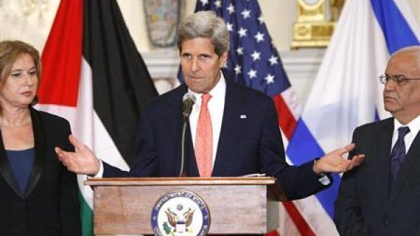 كيري والى جواراه صائب عريقات وتسيبي ليفني في واشنطن 
