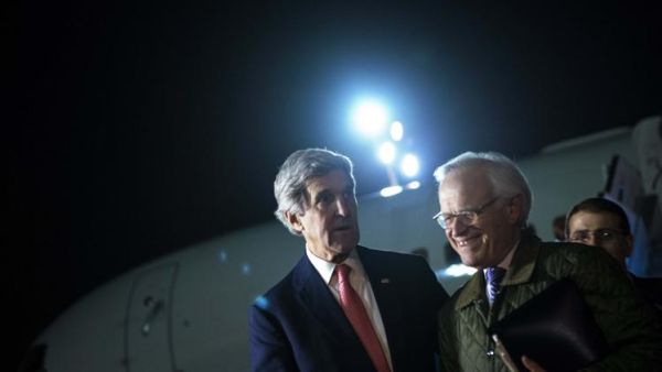 كيري مع المبعوث الاميركي الخاص لعملية السلام مارتن انديك
