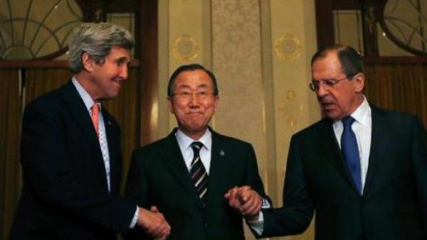 من اليسار: وزير الخارجية الاميركي جون كيري والامين العام للامم المتحدة بان كي مون ووزير الخارجية الروسي سيرغي لافروف بعد لقاءبينهم في مونترو الثلاثاء
