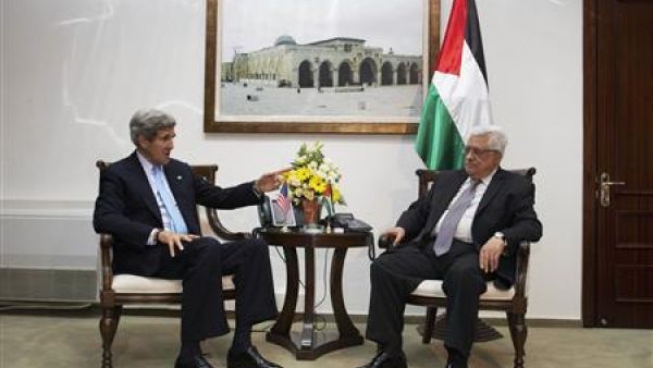 وزير الخارجية الامريكي جون كيري خلال اجتماعه مع الرئيس الفلسطيني محمود عباس