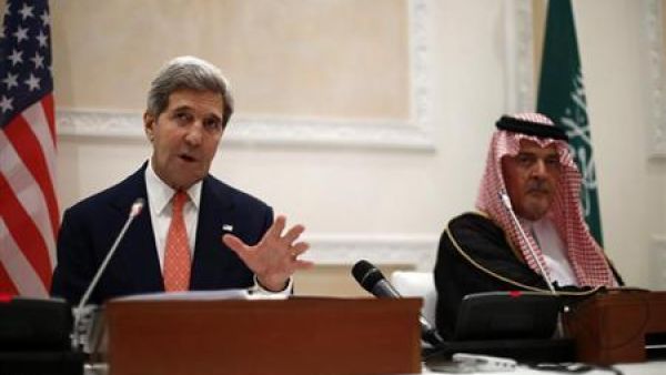 وزير الخارجية الأمريكي جون كيري يتحدث في مؤتمر صحفي في الرياض يوم الاثنين وبجواره نظيره السعودي سعود الفيصل
