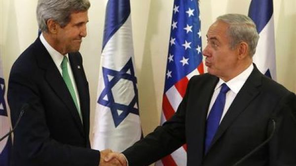 وزير الخارجية الامريكي جون كيري (يسارا) يصافح رئيس الوزراء الاسرائيلي بنيامين نتنياهو
