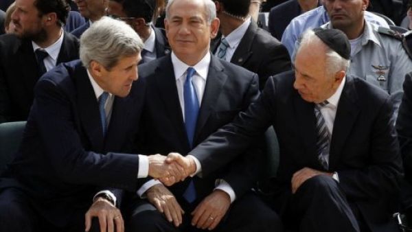 نتانياهو يتوسط كيري وبيريز خلال مراسم احياء ذكرى المحرقة