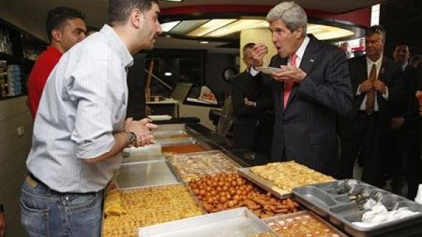 كيري يتجول بشارع في رام الله ويتناول الشاورمة والكنافة
