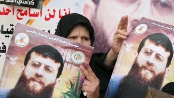 فلسطينية تحمل صورة لخضر عدنان