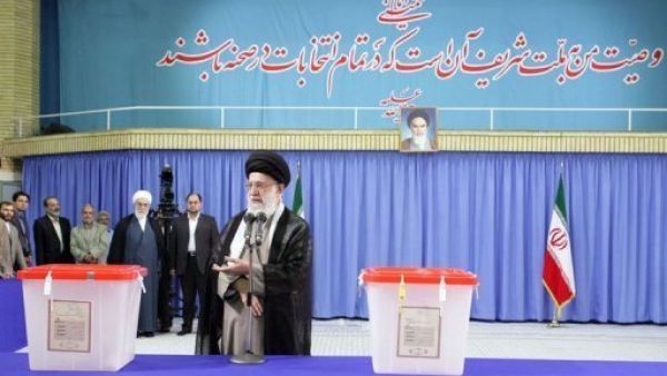 المرشد الاعلى للجمهورية الاسلامية الايرانية آية الله علي خامنئي يدلي بصوته