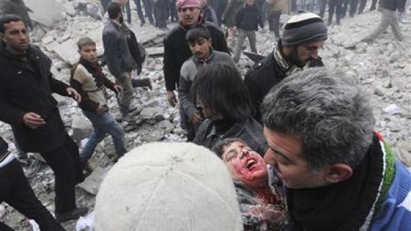 رجل يحمل طفلا اصيب جراء سقوط صواريخ اطلقتها قوات الاسد على حلب
