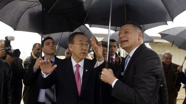 بان كي مون..استقبال بالاحذية