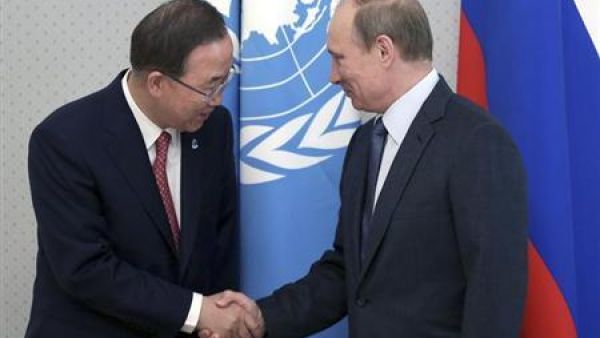 الامين العام للامم المتحدة بان جي مون (الى اليسار) يصافح الرئيس الروسي فلاديمير بوتين في سوتشي 