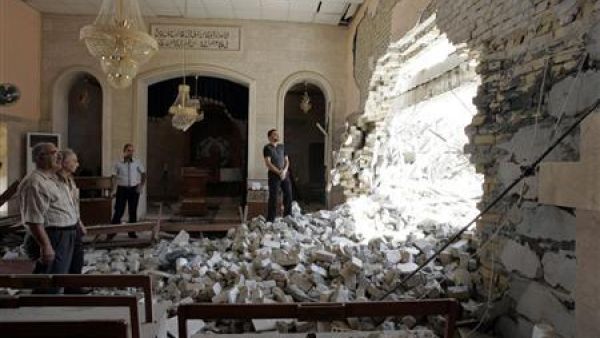 سكان يتفقدون الاضرار التي لحقت بكنيسة بعد انفجار قنبلة في كركوك
