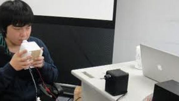 الخبير يعرض طريقة التقبيل