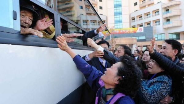 كوريا الشمالية توافق على اجتماع العائلات التي فرقتها الحرب
