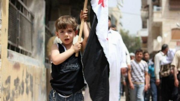 طفل يحمل علم الثورة السورية في كفرتخاريم خلال تظاهرة ضد النظام 
 طفل يحمل علم الثورة السورية في كفرتخاريم خلال تظاهرة ضد النظام