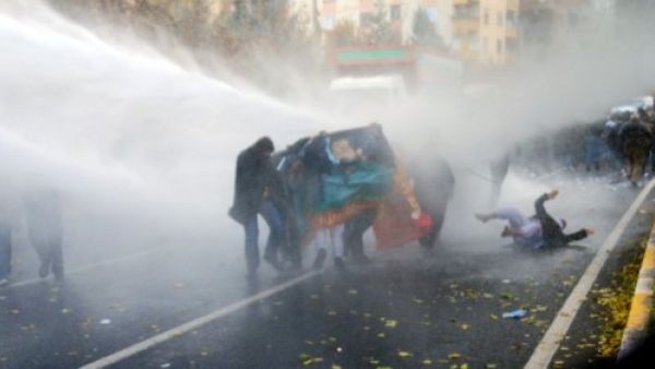 الشرطة التركية تستخدم الغاز المسيل للدموع لتفريق آلاف المحتجين في اسطنبول وإزمير