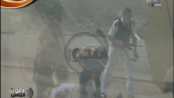 لقطة تلفزيونية تظهر احد ضباط الشرطة اثر اصابته بعيار ناري خلال اقتحام كرداسة