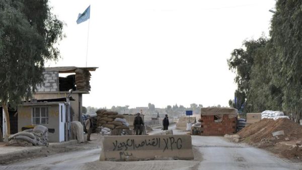 حاجز تفتيش اقامه مقاتلون اكراد قرب الحسكة شمال سوريا
