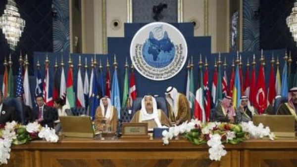 الأمين العام للأمم المتحدة بان جي مون (الى اليسار) مع أمير الكويت ووزير الخارجية الكويتي على منصة مؤتمر المانحين لسوريا في الكويت
