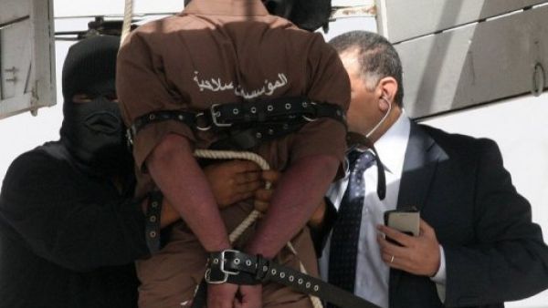 ارشيف/ عملية اعدام شنقا لشخص في الكويت