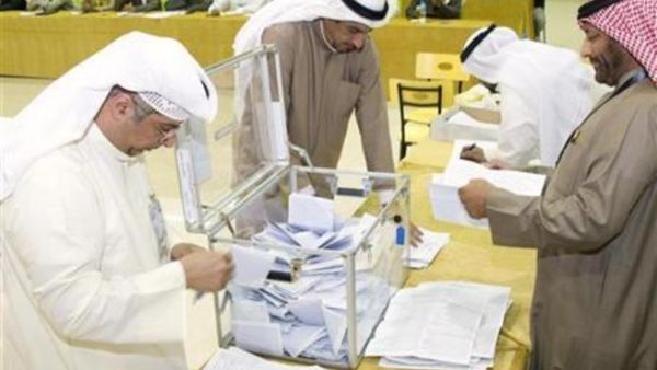 موظفون يفرزون صناديق الاقتراع في الانتخابات البرلمانية الكويتية
