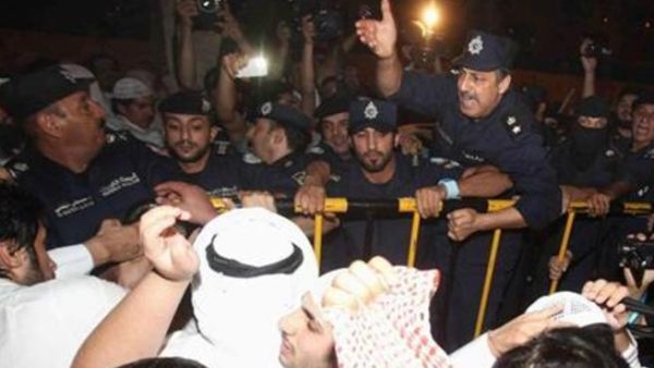 رجال شرطة يتصدون لمحتجين امام البرلمان في الكويت العاصمة يوم 15 اكتوبر 
