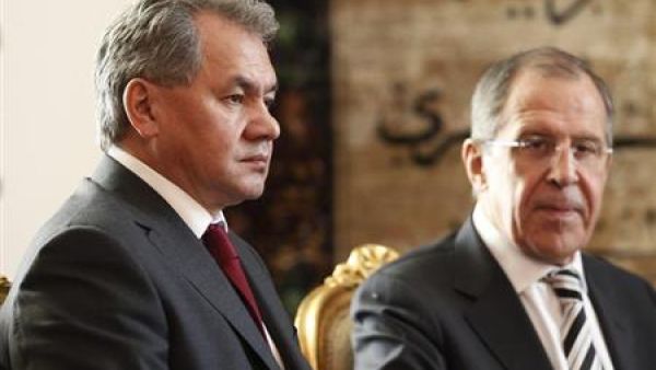 وزير الدفاع الروسي سيرجي شويجو (يسارا) ووزير الخارجية الروسي سيرجي لافروف في القاهرة يوم 14 نوفمبر تشرين الثاني 2013
