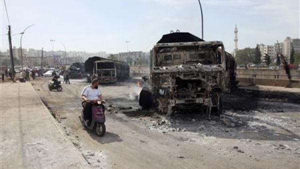 شاحنات وقود محترقة في طرابلس بشمال لبنان
