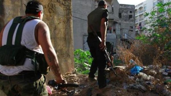 مقاتلان من السنة خلال اشتباكات في طرابلس اللبنانية
