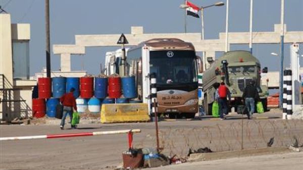 مشاة يمرون عبر معبر العريضة الحدودي بين سوريا ولبنان يوم الأربعاء أثناء اغلاق محتجين له لمنع وصول وقود الى سوريا.

