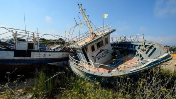 تفاوض مع الطاقم على شراء الخام الذي تم تحميله بشكل غير مشروع.