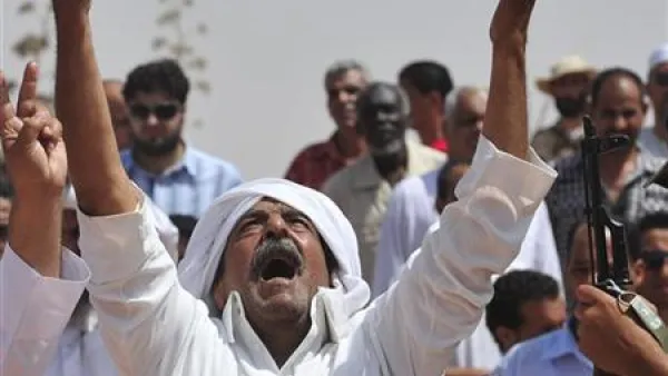 ليبي يشارك في تشييع جنازة احد مقاتلي المعارضة في بنغازي
