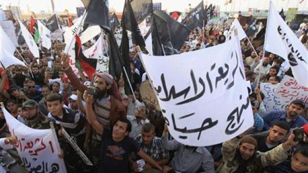 ليبيون يطالبون بتطبيق الشريعة الاسلامية في مسيرة في بنغازي 
