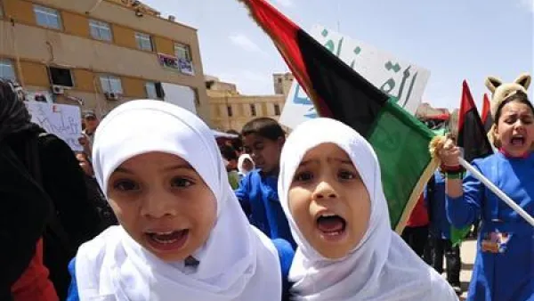 تلميذات يتظاهرن في بنغازي للمطالبة باستئناف الدراسة

