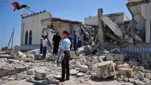 اناس يصطفون امام ضريح صوفي عقب تفجيره في طرابلس يوم الخميس