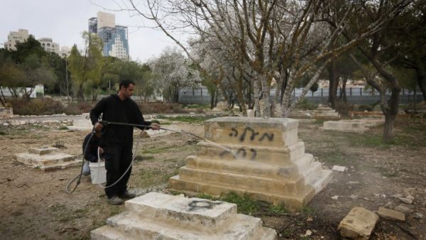 مستوطنون يدنسون مقبرة اسلامية تاريخية في القدس
