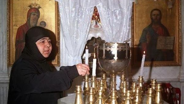 صورة ارشيف تعود الى 1998 لراهبة في كنيسة مار تقلا في بلدة معلولا
